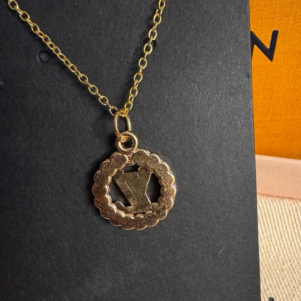 LOUIS VUITTON PEARL NECKLACE - Picture 3 of 3